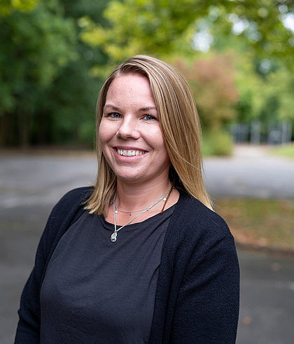 Porträt einer lächelnden kaufmännischen Fachkraft am Diakonie-Kolleg