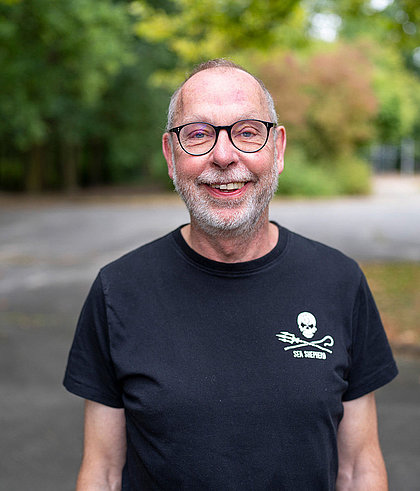 Lächelnder Mann mit Brille und Bart Lehrer am Diakonie-Kolleg