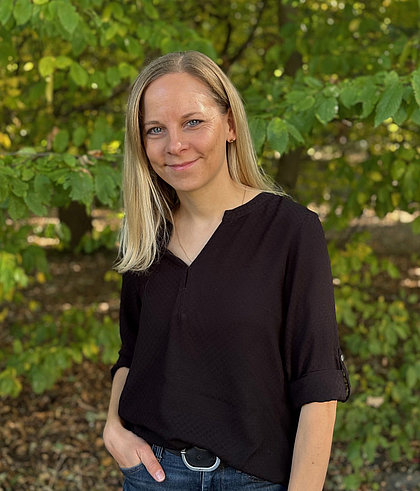 Lehrerin des Diakonie-Kollegs lächelt im Freien